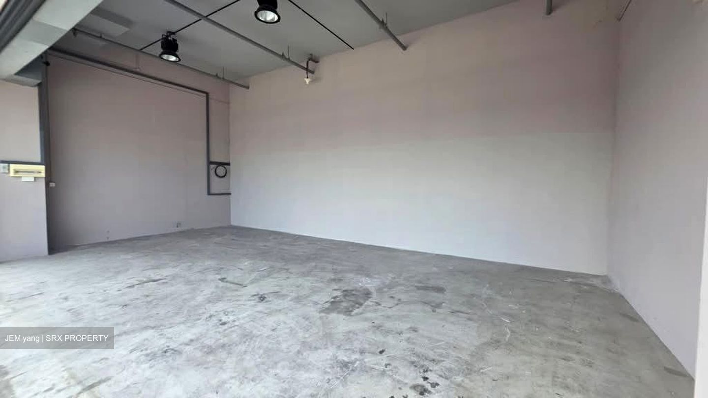 Carros Centre (D25), Factory #612412351